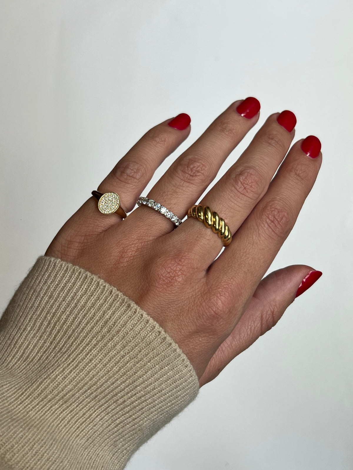 Anillo Sello Ovalado con Diamantes en Oro 14k