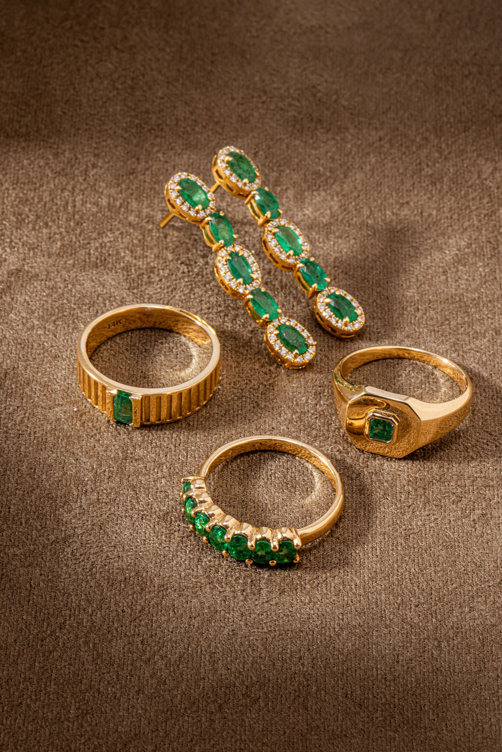 Aretes colgantes de esmeraldas con halo de diamantes