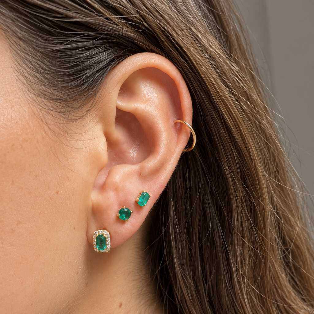 Aretes de Esmeralda Corte Esmeralda con Halo de Diamantes en Oro 14k