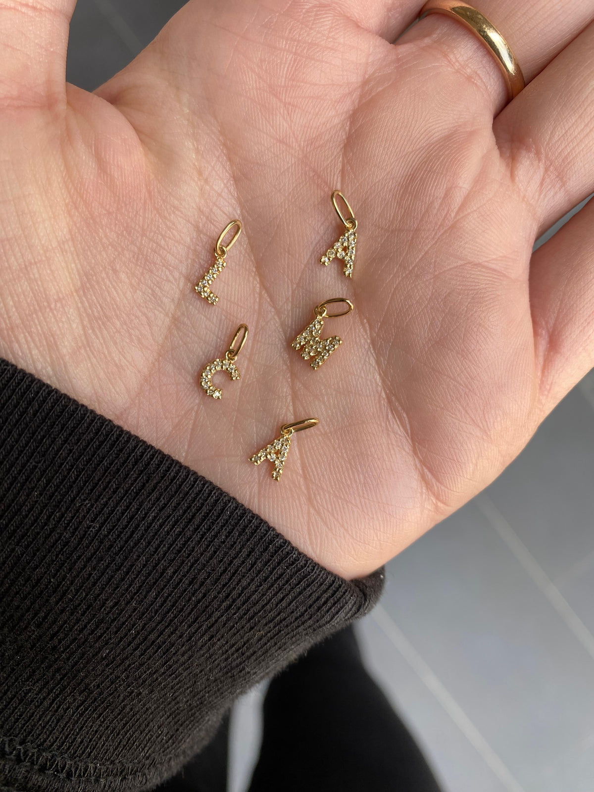 Dije Inicial con Diamantes en Oro 14K