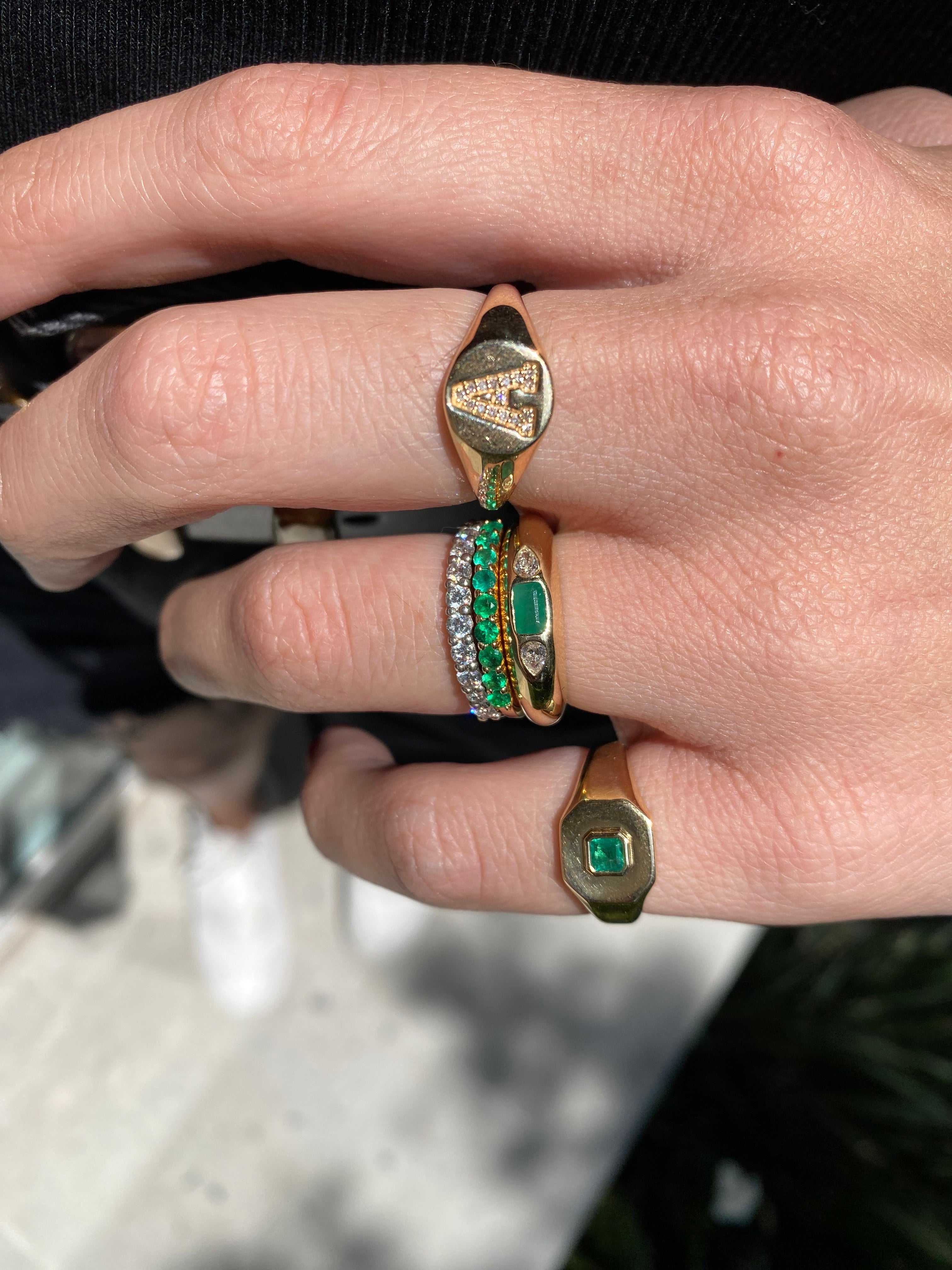 Anillo Signet Cuadrado con Esmeralda en Oro 14K