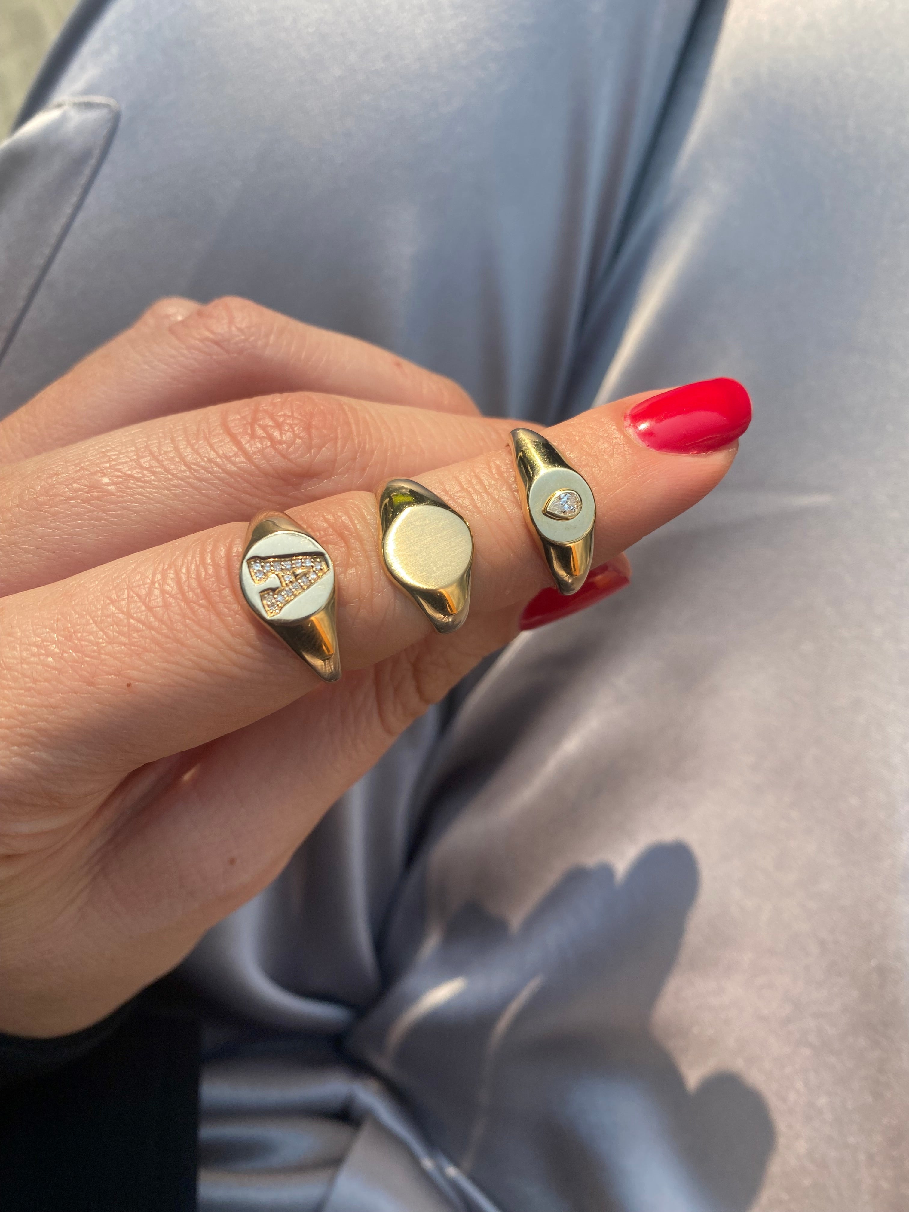 Anillo Signet con Diamante Pera en Oro 14K