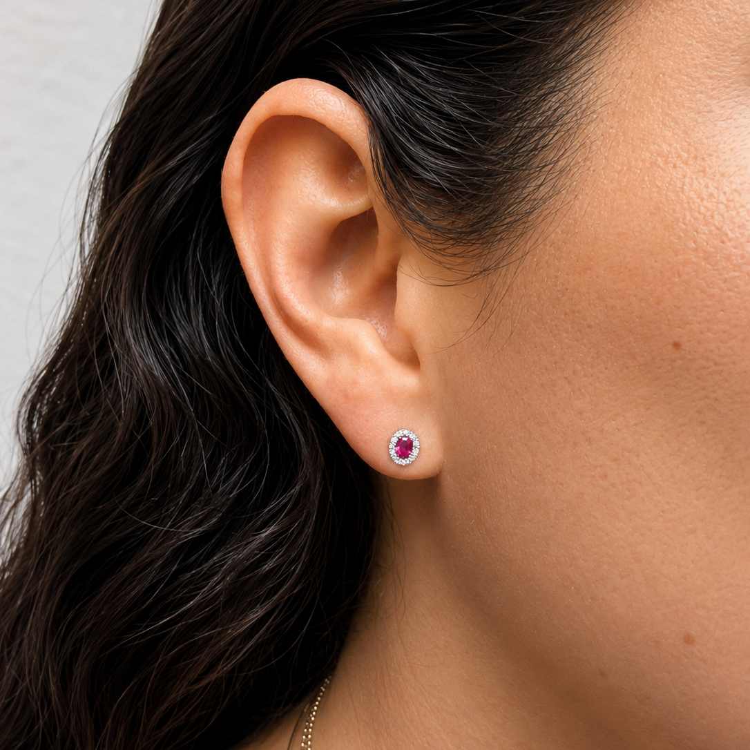 Nash · Aretes Mini Oval con Halo en Oro 14k