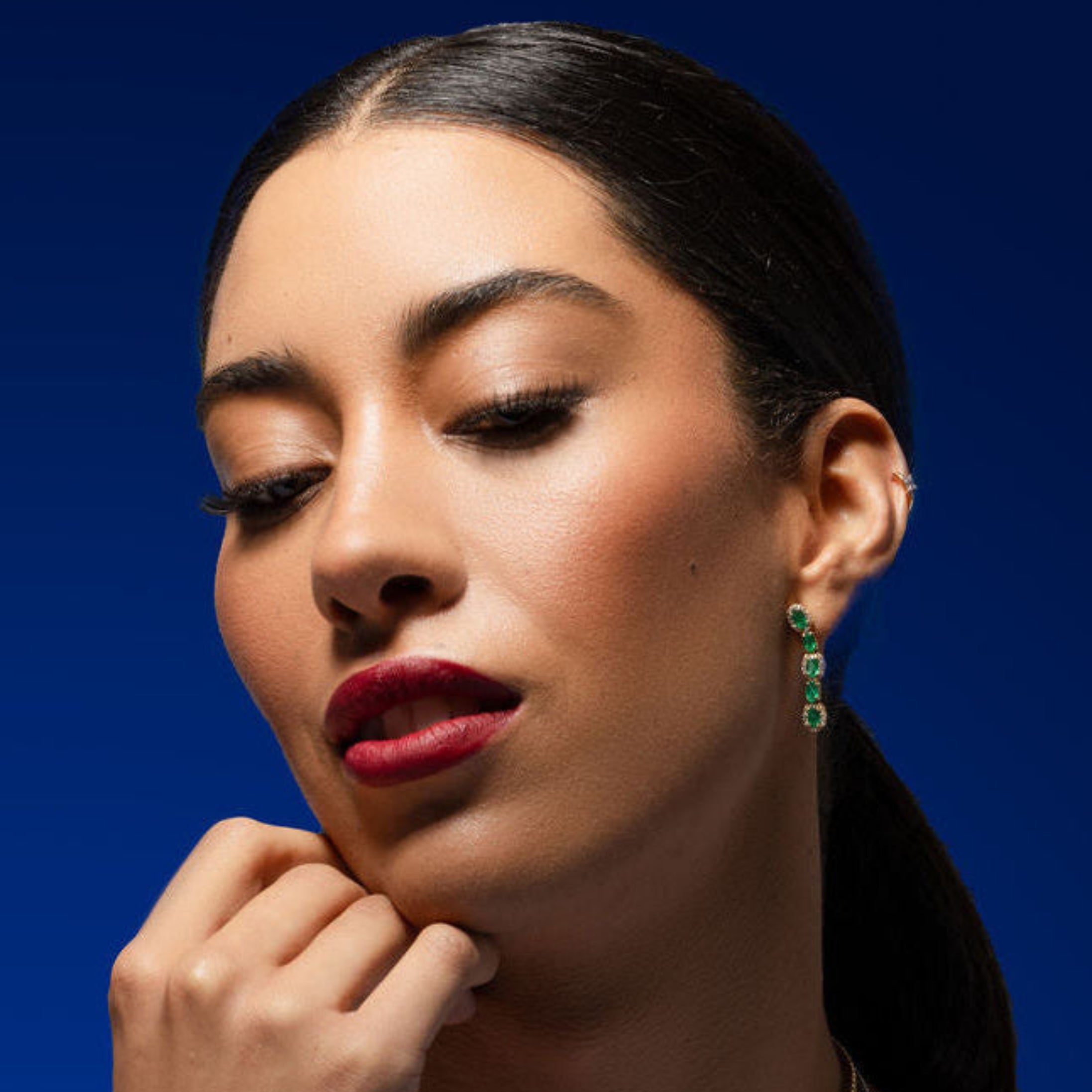 Aretes colgantes de esmeraldas con halo de diamantes