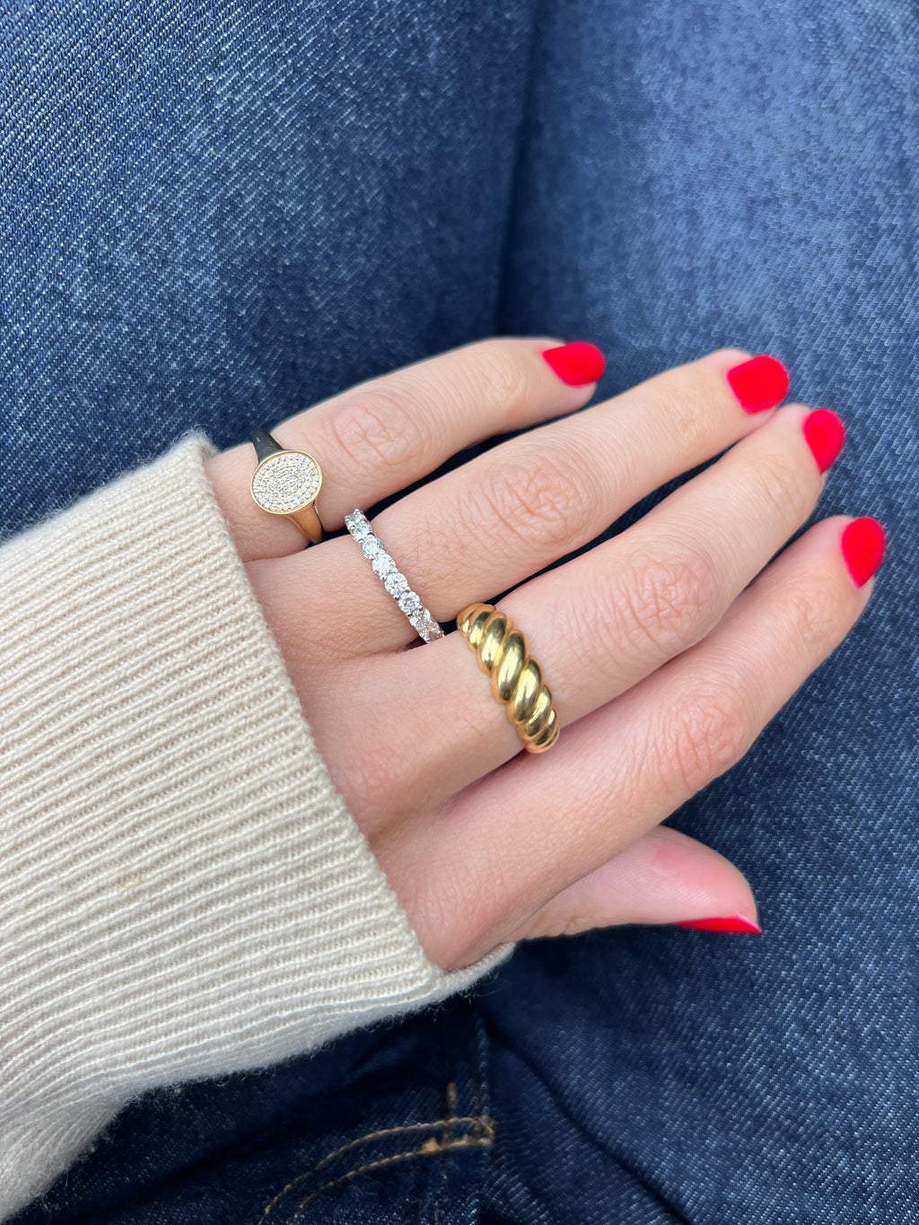 Anillo Sello Ovalado con Diamantes en Oro 14k