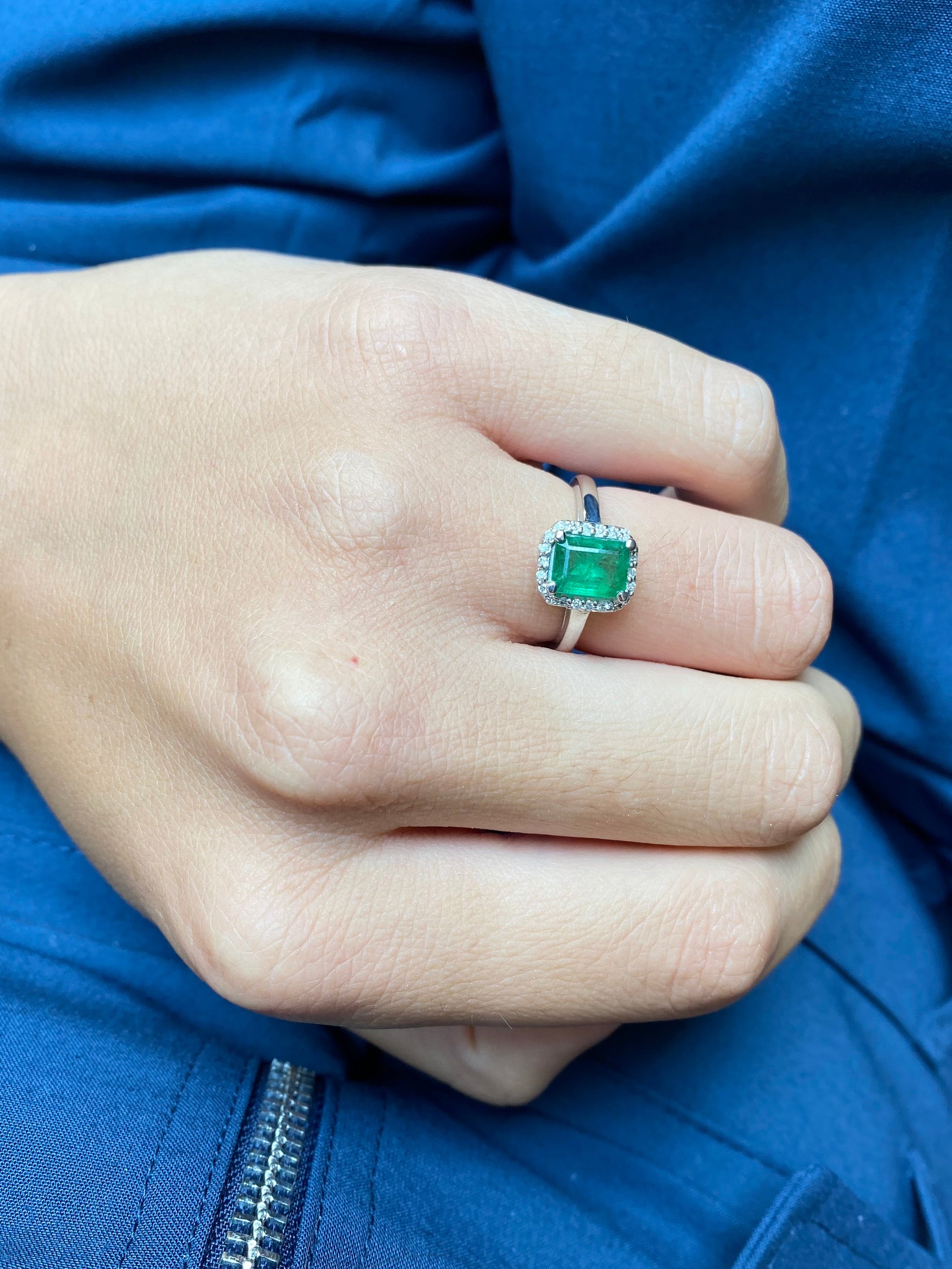 Anillo Esmeralda con Halo de Diamantes 14K