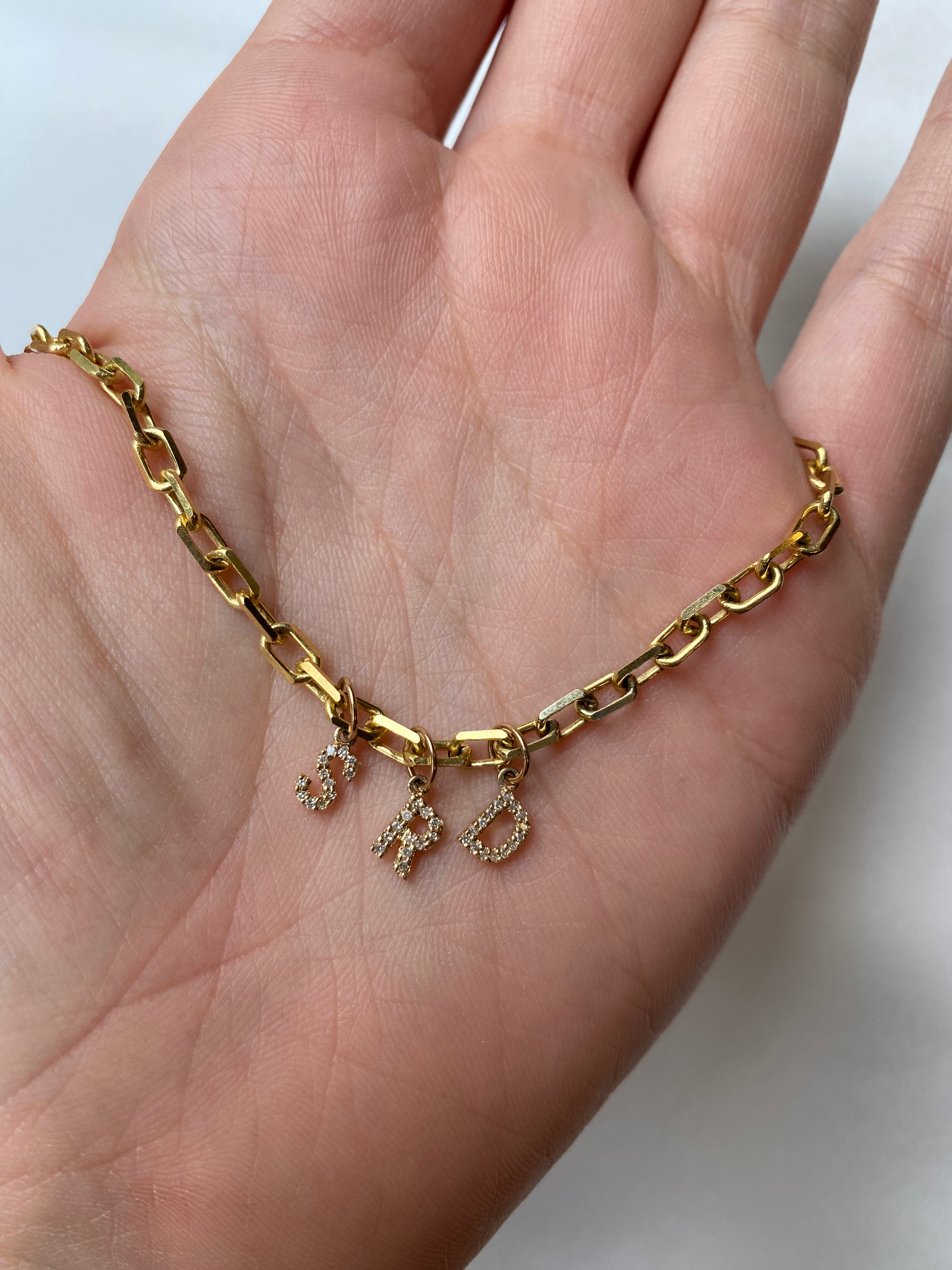 Dije Inicial con Diamantes en Oro 14K