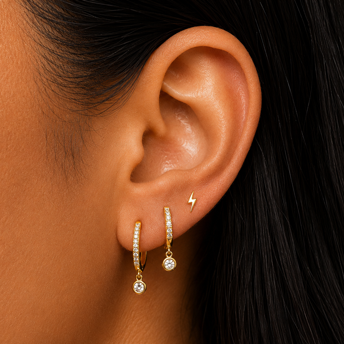 Aretes Huggie con Diamantes en Bisel en Oro Amarillo 14k