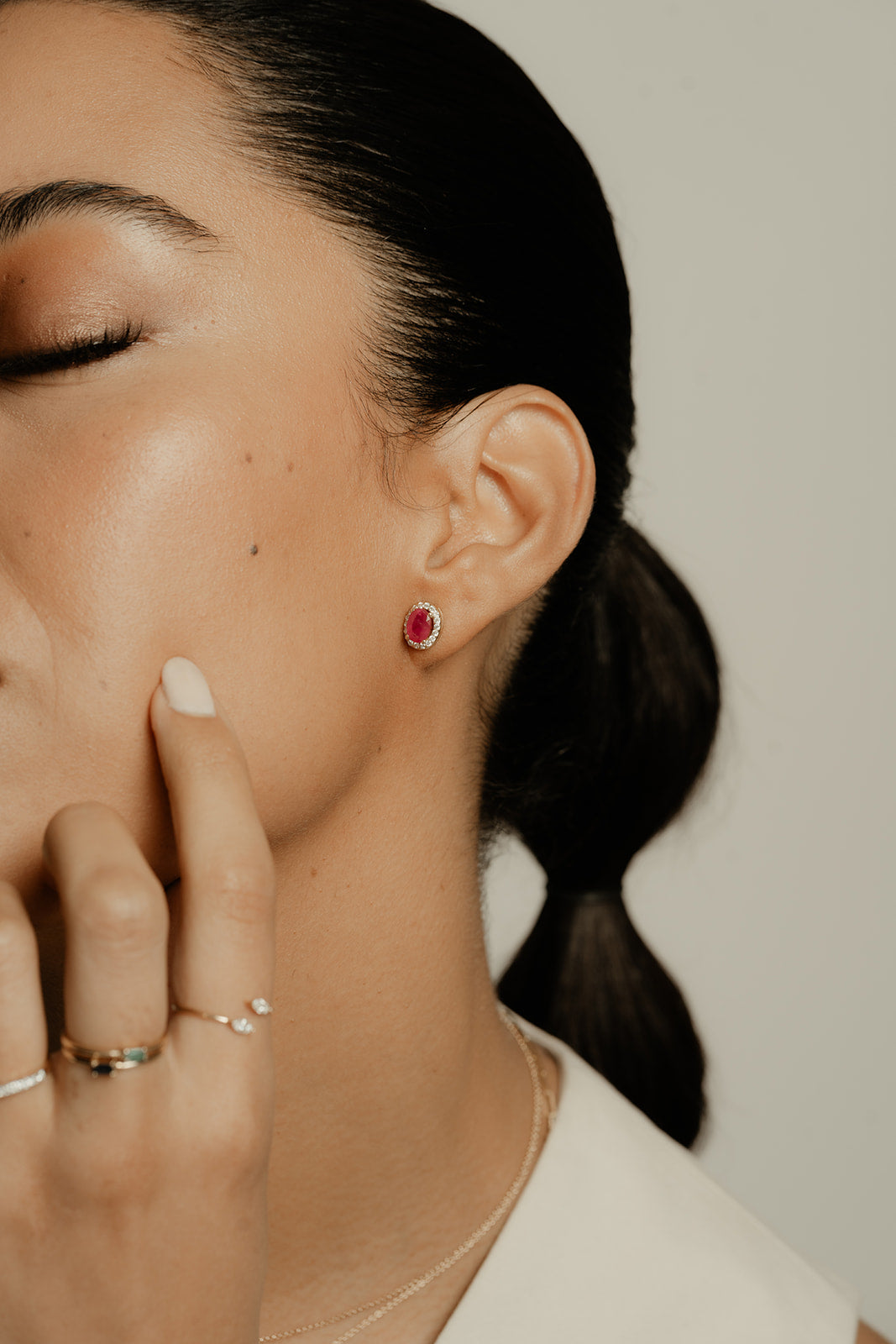 Aretes de Rubí con Halo de Diamantes en Oro 14K
